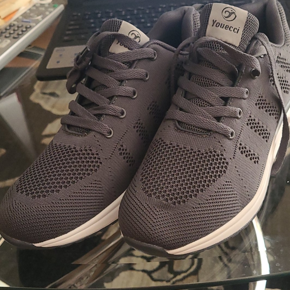 🚺 Ladies  Sneakers  Size 42